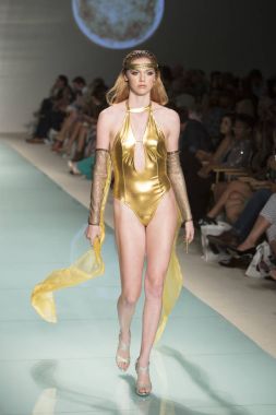 8 kıta mayo moda gösterisi 2017