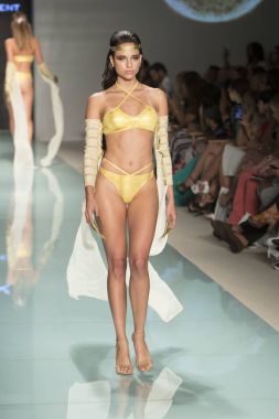 8 kıta mayo moda gösterisi 2017