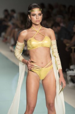 8 kıta mayo moda gösterisi 2017