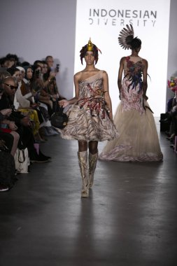 Melia Vijaya defilede Endonezya çeşitlilik 2017