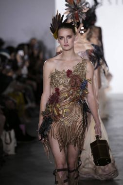 Melia Vijaya defilede Endonezya çeşitlilik 2017