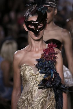 Melia Vijaya defilede Endonezya çeşitlilik 2017