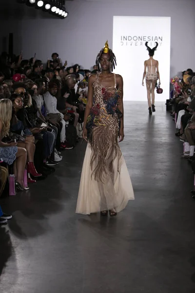 Melia Vijaya defilede Endonezya çeşitlilik 2017