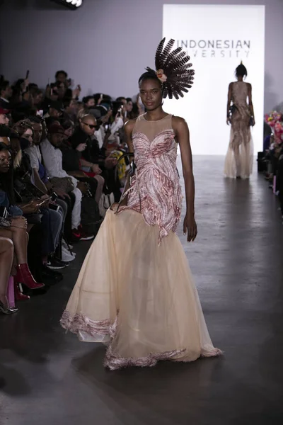 Melia Vijaya defilede Endonezya çeşitlilik 2017