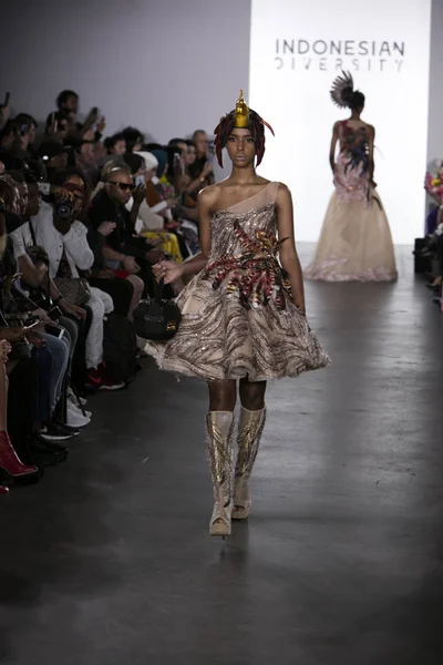 Melia Vijaya defilede Endonezya çeşitlilik 2017