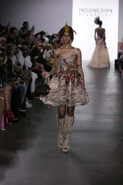 Melia Vijaya defilede Endonezya çeşitlilik 2017