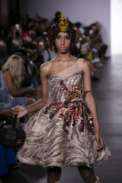 Melia Vijaya defilede Endonezya çeşitlilik 2017