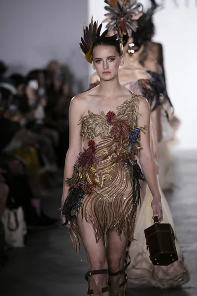 Melia Vijaya defilede Endonezya çeşitlilik 2017