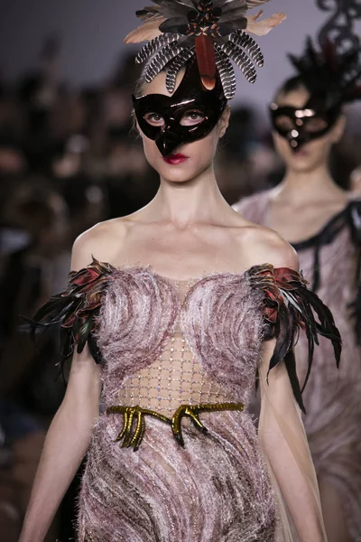 Melia Vijaya defilede Endonezya çeşitlilik 2017