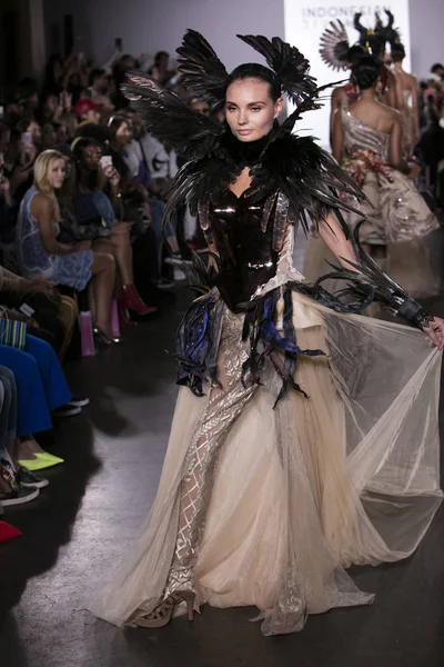 Melia Vijaya defilede Endonezya çeşitlilik 2017