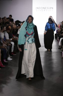 Vivi Zubed defilede Endonezya çeşitlilik 2017