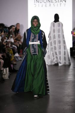 Vivi Zubed defilede Endonezya çeşitlilik 2017