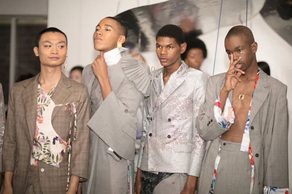 Kar Xue Gao sunu sırasında New York moda hafta Ss18