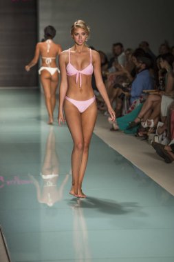 Courtney Allegra Fashion Show yaz 2018