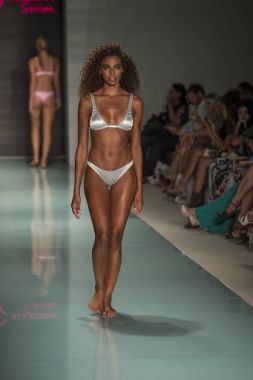 Courtney Allegra Fashion Show yaz 2018