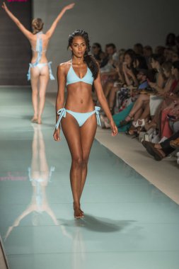 Courtney Allegra Fashion Show yaz 2018