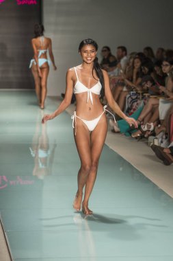 Courtney Allegra Fashion Show yaz 2018