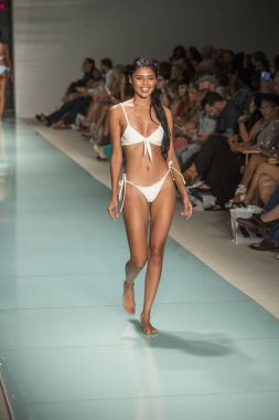 Courtney Allegra Fashion Show yaz 2018