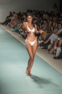 Courtney Allegra Fashion Show yaz 2018