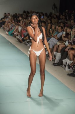 Courtney Allegra Fashion Show yaz 2018