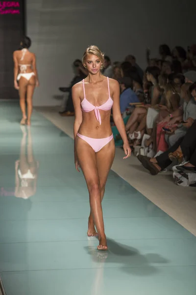 Courtney Allegra Desfile de Moda Verano 2018 — Foto de Stock