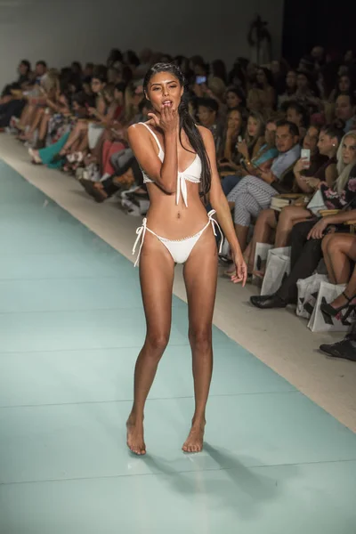 Courtney Allegra Desfile de Moda Verano 2018 — Foto de Stock