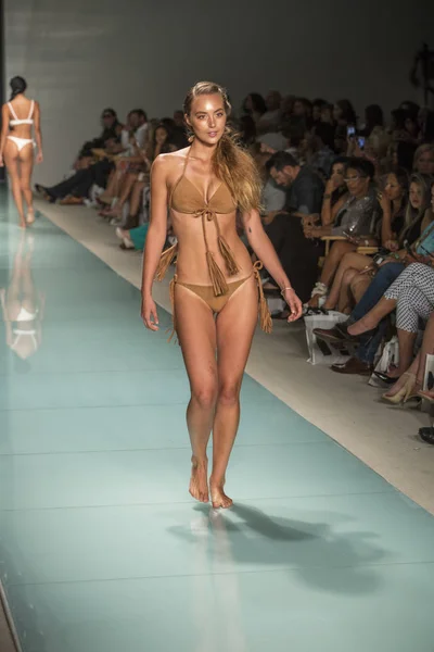 Courtney Allegra Desfile de Moda Verano 2018 — Foto de Stock