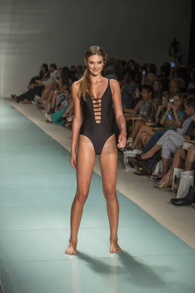 Courtney Allegra Desfile de Moda Verano 2018 — Foto de Stock