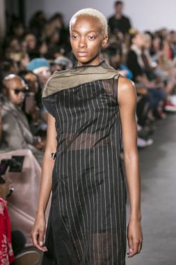 Vishali'nın moda gösterisi sırasında Nyfw Ss18