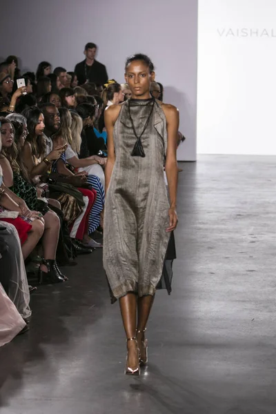 Vishali'nın moda gösterisi sırasında Nyfw Ss18