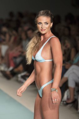 Courtney Allegra Fashion Show Funkshion yüzmek 2017