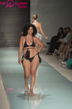 Courtney Allegra Fashion Show Funkshion yüzmek 2017