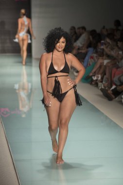 Courtney Allegra Fashion Show Funkshion yüzmek 2017