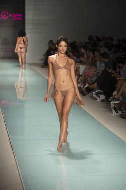 Courtney Allegra Fashion Show Funkshion yüzmek 2017