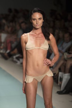 Courtney Allegra Fashion Show Funkshion yüzmek 2017