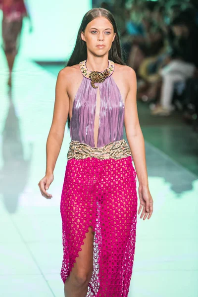 Custo Barcelona defile Miami moda haftasında 2017