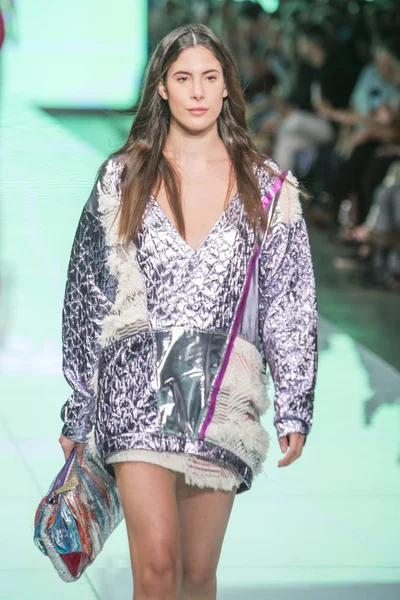 Custo Barcelona defile Miami moda haftasında 2017