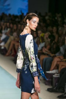Bob moda gösterisi yüzmek hafta 2017 hale