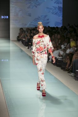 Bob moda gösterisi Funkshion yüzmek 2017 hale