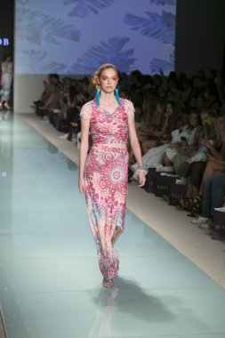 Bob moda gösterisi Funkshion yüzmek 2017 hale