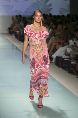 Bob moda gösterisi Funkshion yüzmek 2017 hale