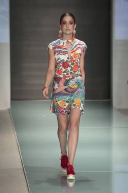 Bob moda gösterisi Funkshion yüzmek 2017 hale