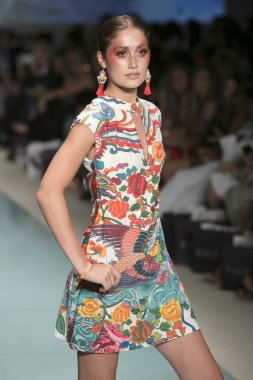 Bob moda gösterisi Funkshion yüzmek 2017 hale