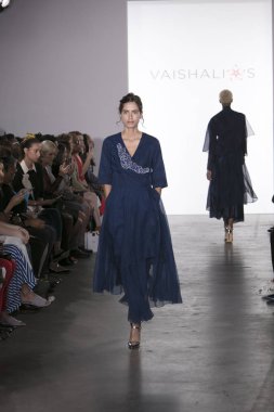 Eserin'ın moda gösterisi sırasında Nyfw ilk sahne Ss18