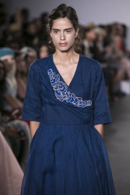 Eserin'ın moda gösterisi sırasında Nyfw ilk sahne Ss18