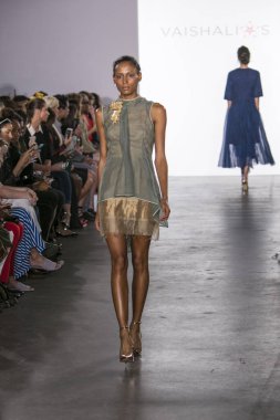 Eserin'ın moda gösterisi sırasında Nyfw ilk sahne Ss18