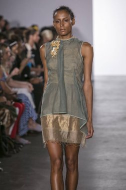 Eserin'ın moda gösterisi sırasında Nyfw ilk sahne Ss18