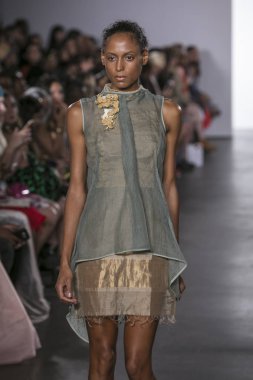 Eserin'ın moda gösterisi sırasında Nyfw ilk sahne Ss18