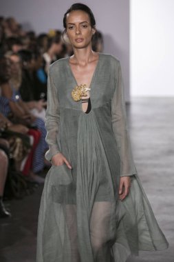 Eserin'ın moda gösterisi sırasında Nyfw ilk sahne Ss18