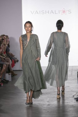 Eserin'ın moda gösterisi sırasında Nyfw ilk sahne Ss18
